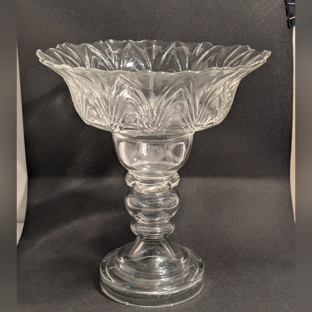 Confectionery bowl with hollow foot.